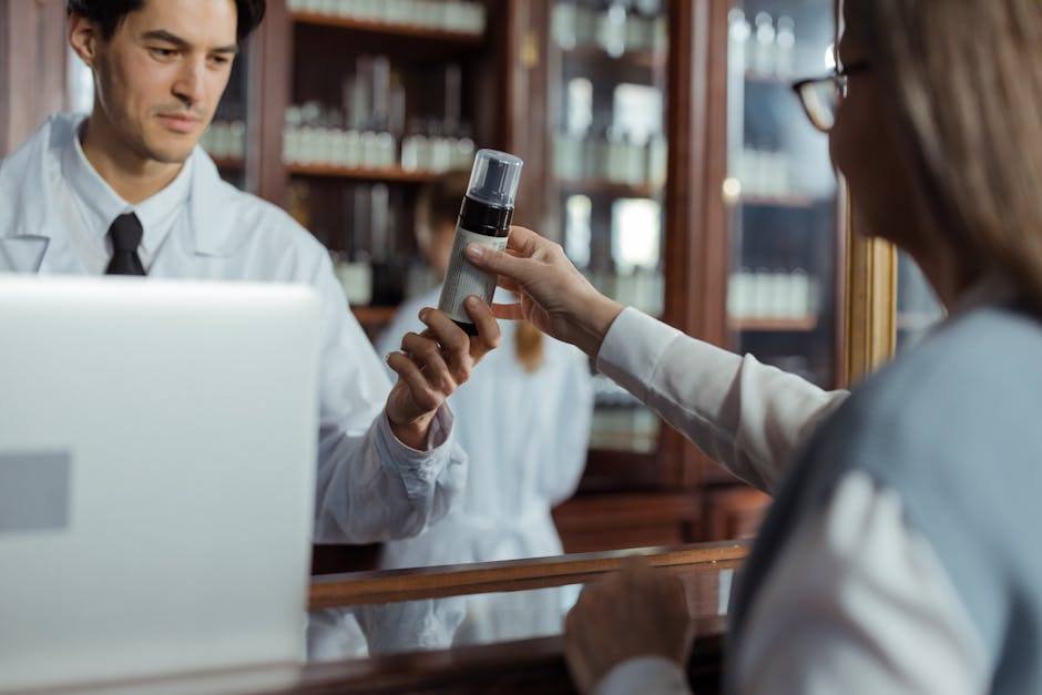 Apotheker overhandigt medicijnfles aan klant over toonbank in Kotor