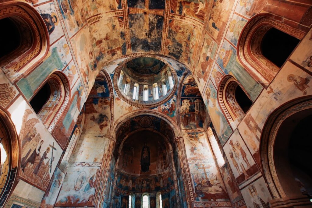 Cupola e affreschi dorati nell'antica chiesa di Kotor