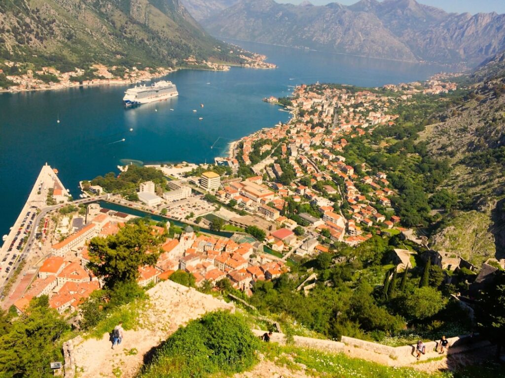Panoramisch uitzicht over Kotor en de Baai van Kotor vanaf vestingmuur