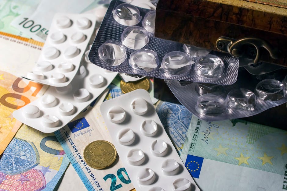 Compresse e blister sparsi sopra banconote ed euro, simbolo dei costi