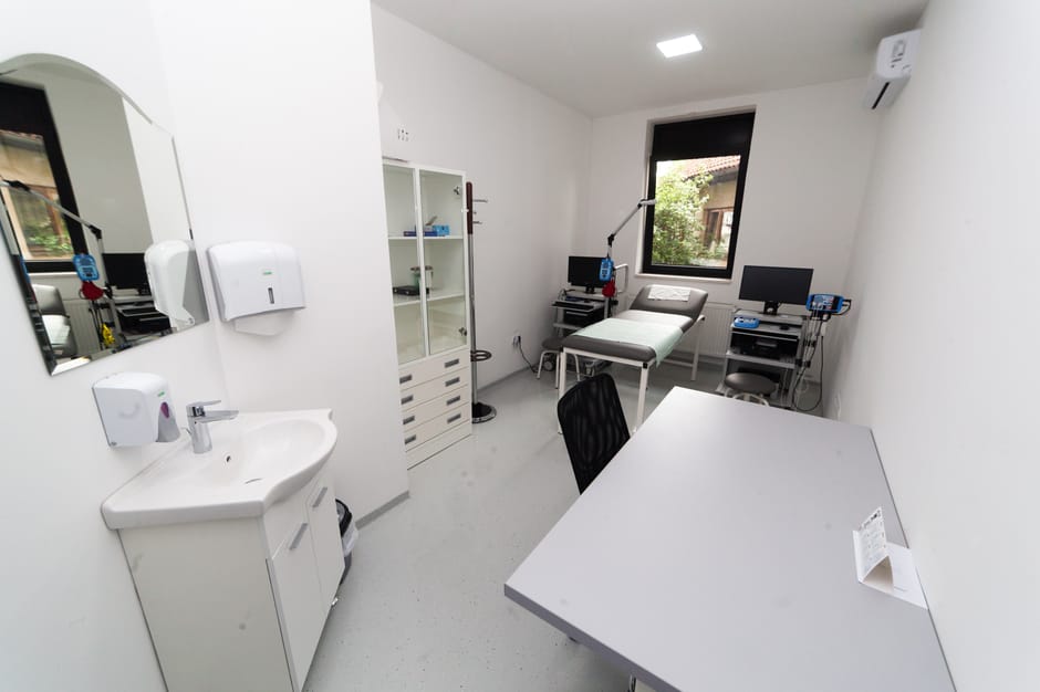 Helles Untersuchungszimmer mit Liege und Waschbecken im Krankenhaus von Kotor