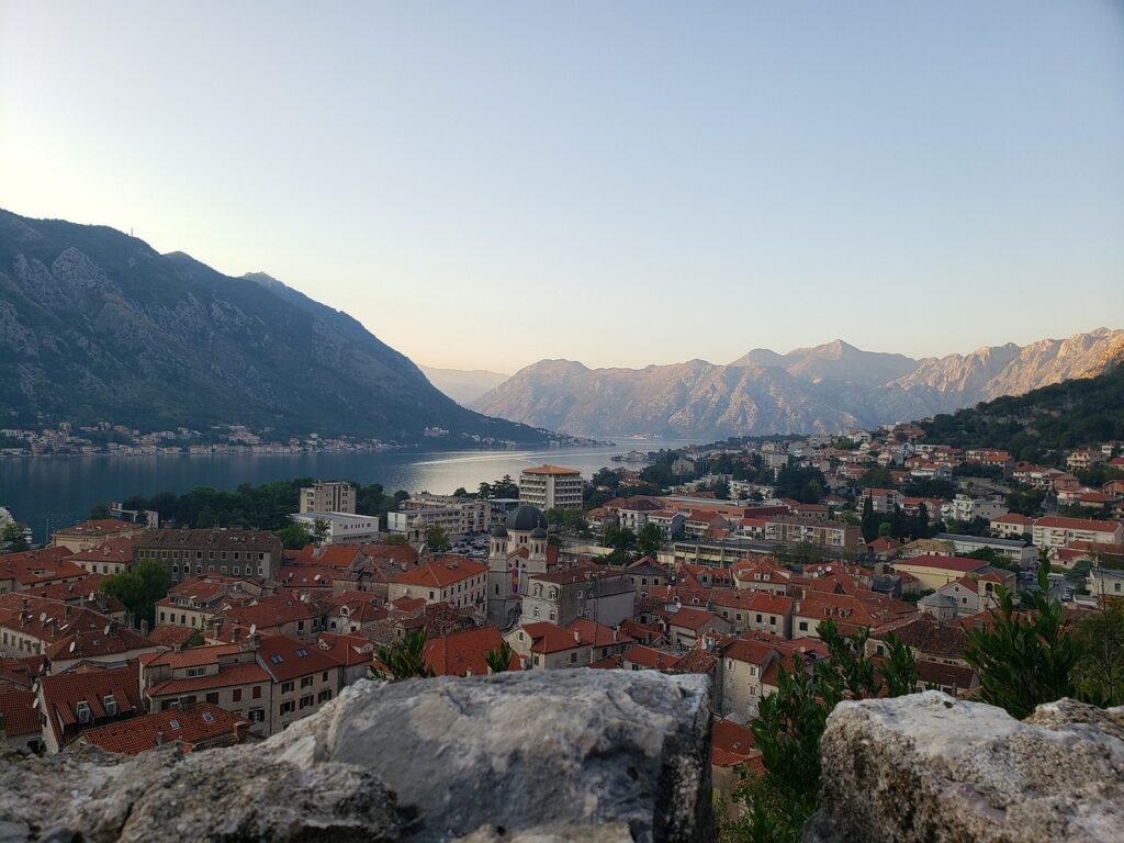 Veduta dall'alto della baia di Kotor con tetti rossi