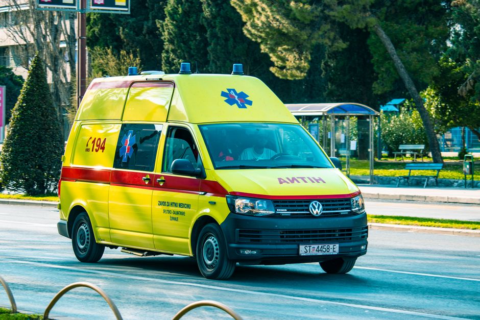Gelber Rettungswagen auf einer Straße nahe Kotor