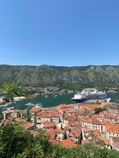Veduta panoramica di Kotor con tetti rossi e nave da crociera