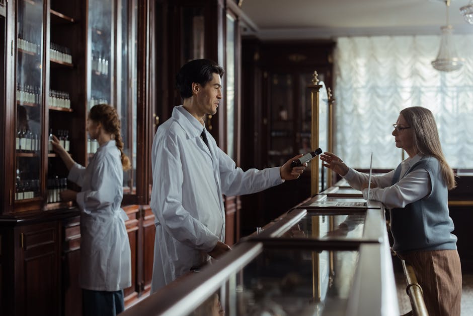 Farmacista consegna un flacone alla cliente oltre il bancone della farmacia