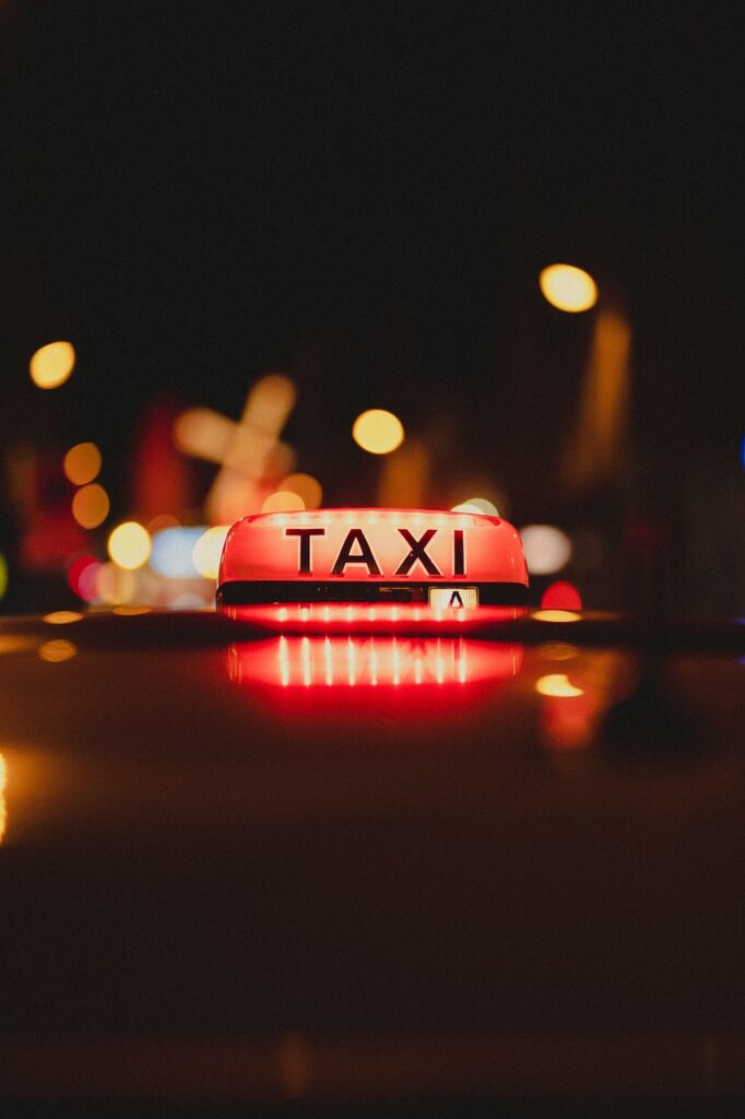 Mały minivan taksówkowy na drodze przy Zatoce Kotorskiej