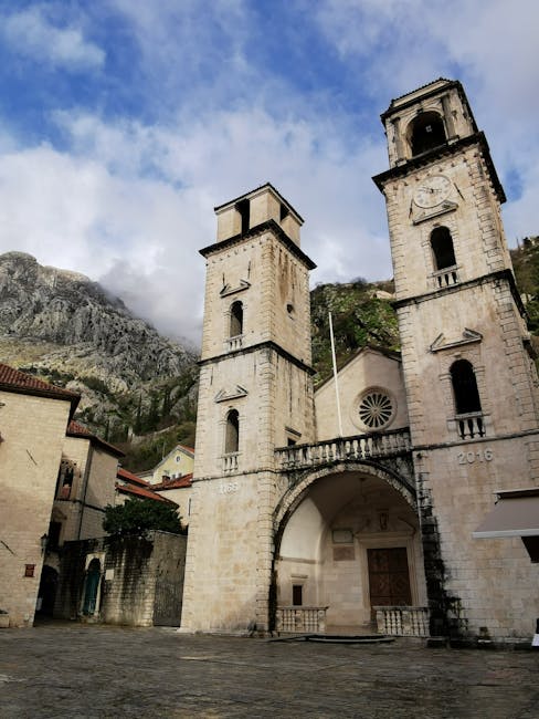 Kathedraal met twee klokkentorens op plein in Kotor