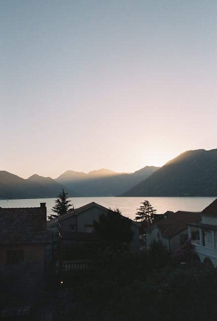 Tramonto sulle montagne e la baia di Kotor dietro le case