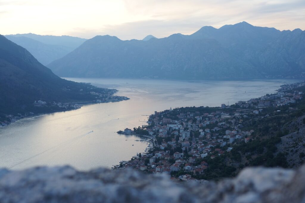 Taksówka czekająca wieczorem nad nabrzeżem Kotor z pasażerami