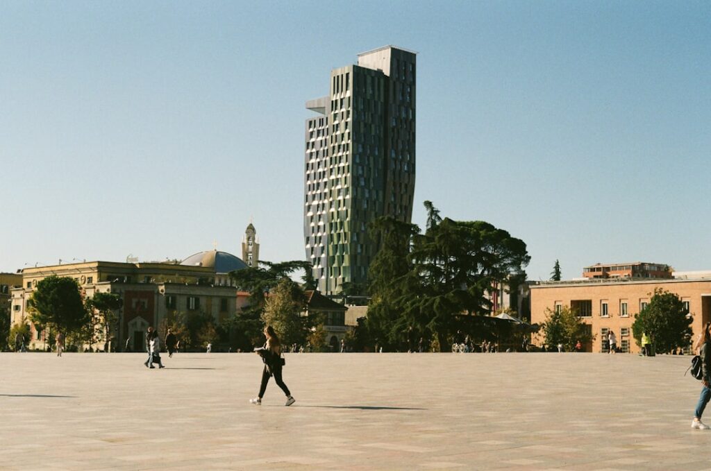 Place centrale de Skanderbeg à Tirana avec haute tour moderne