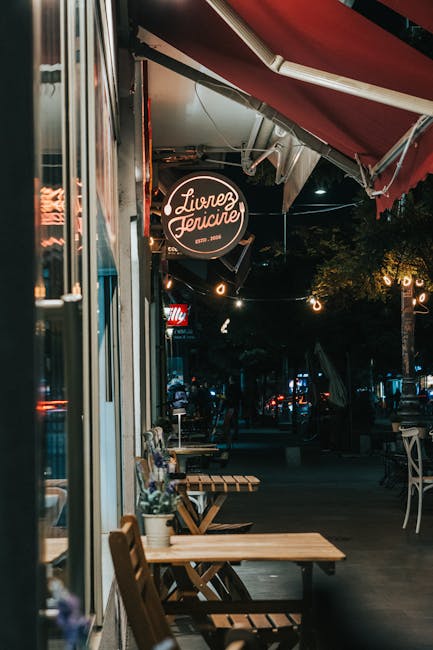 Terrasse de café éclairée la nuit dans le quartier Blloku de Tirana