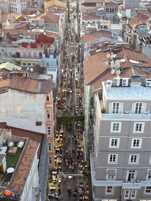 Vue aérienne d'une rue piétonne étroite bordée de cafés et immeubles