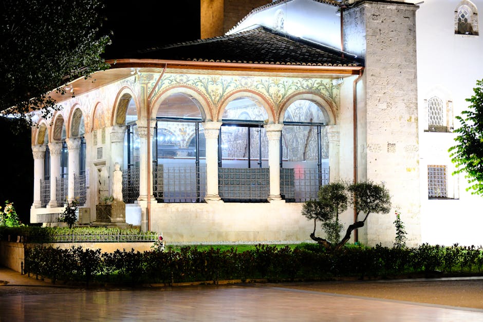 Galerie à arcades illuminée de la mosquée Et'hem Bey à Tirana