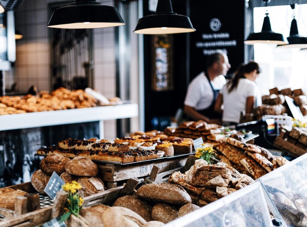 Pain et pâtisseries sur le comptoir d'une boulangerie de Tirana