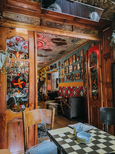 Intérieur bohème d'un café aux boiseries et décor éclectique à Tirana
