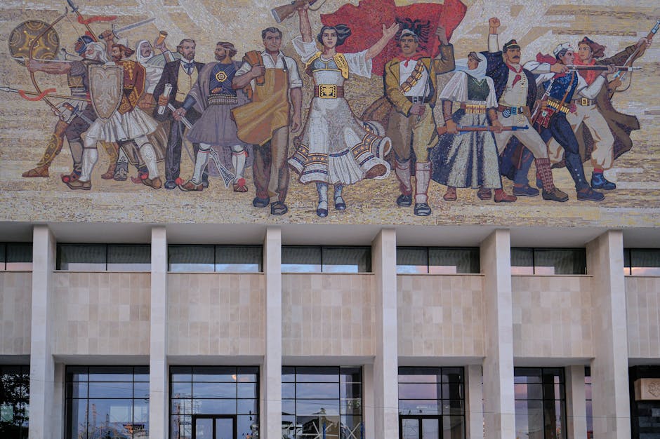 Mosaïque historique sur la façade du Musée national d'Histoire à Tirana