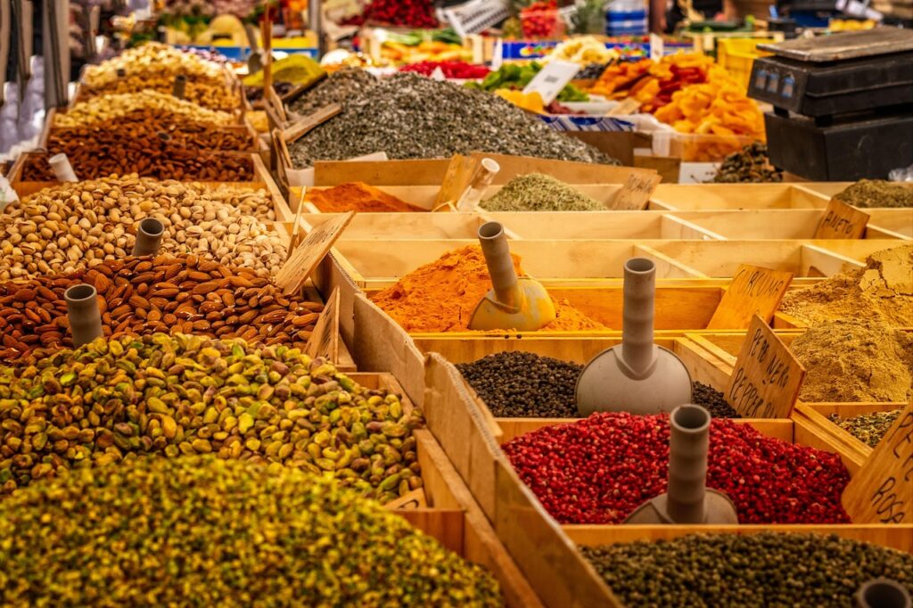 Étal de marché rempli d'épices colorées et de noix en vrac