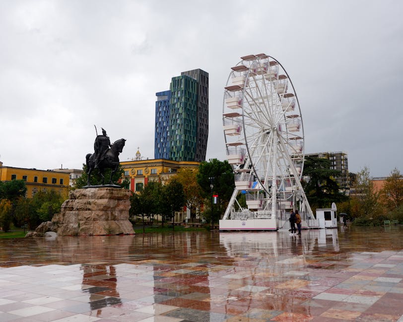 Plac w Tiranie z diabelskim młynem i konnym pomnikiem