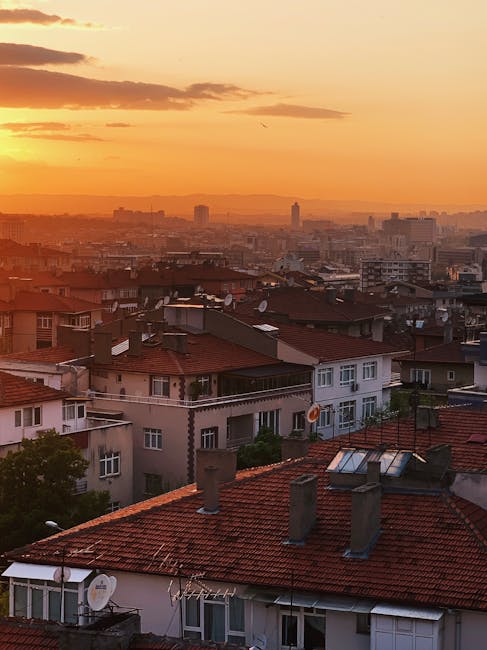 Vue sur les toits de Tirana au coucher du soleil, horizon urbain