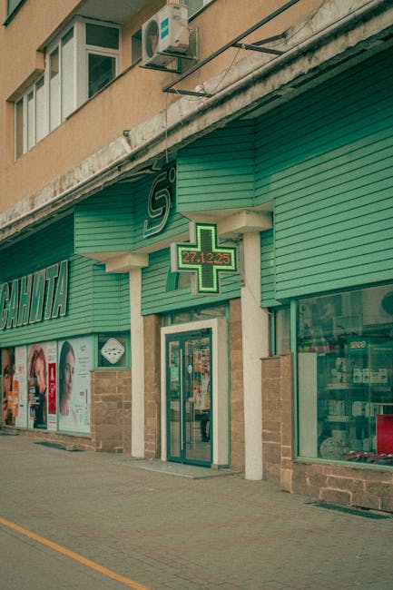 Zielona apteka z elektronicznym krzyżem na ulicy w Tiranie