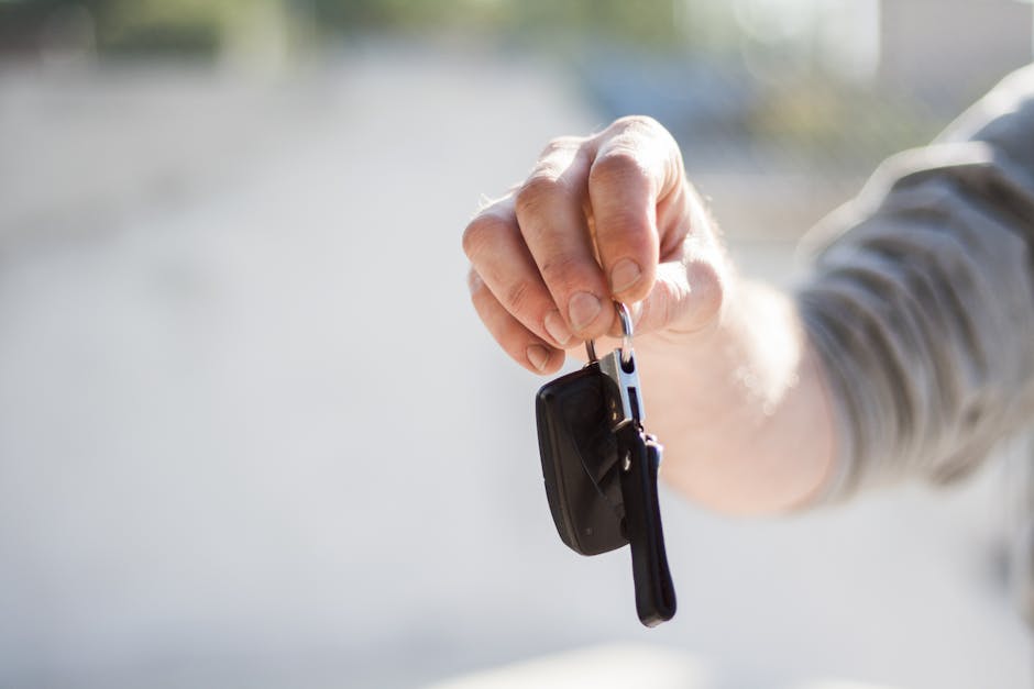Main tendant des clés de voiture, concept de location au Monténégro