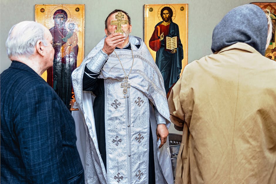 Prêtre monténégrin relève une croix devant icônes, fidèles présents