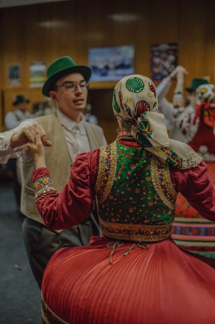 Couple danse en costumes traditionnels monténégrins lors d'un bal