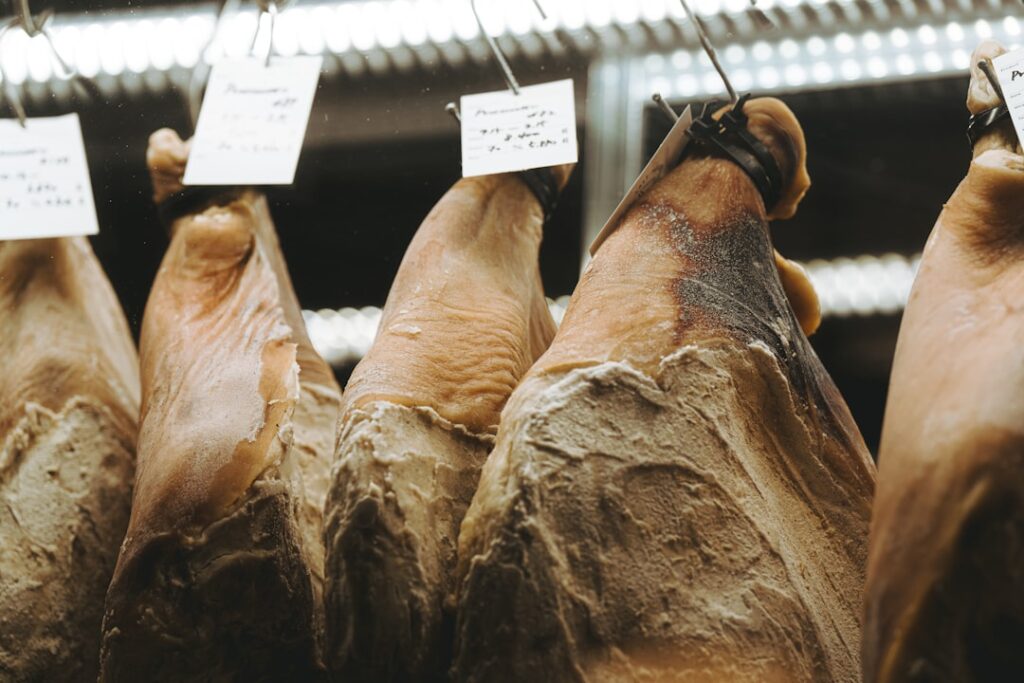 Jambons salés suspendus à maturer, spécialité charcuterie monténégrine