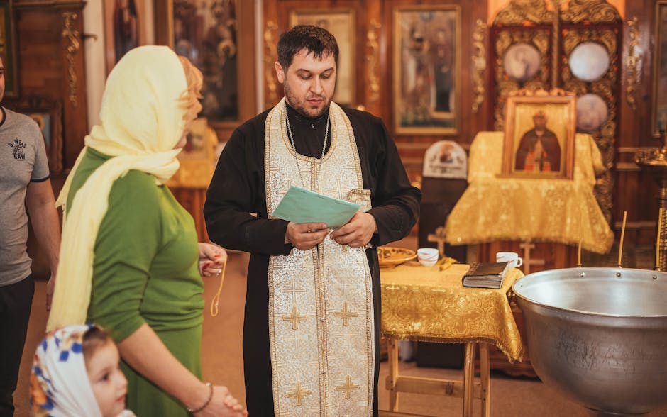 Prêtre lit une prière près d'une cuve baptismale dans une église monténégrine