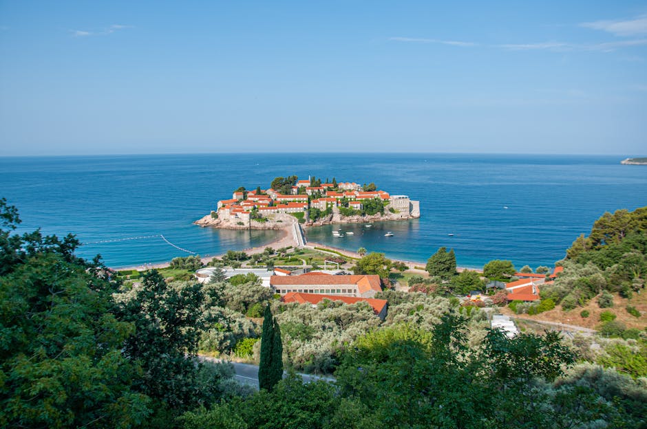 Panorama de Sveti Stefan et sa passerelle sur la côte du Monténégro