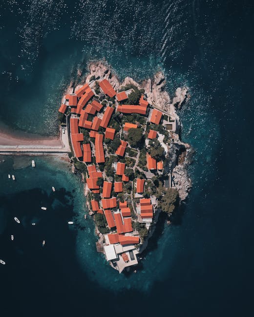Veduta dall'alto dell'isolotto di Sveti Stefan con caratteristici tetti rossi