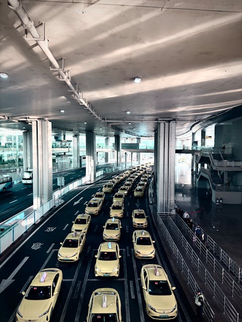 Longue file de taxis jaunes alignés sous le terminal de l'aéroport du Monténégro