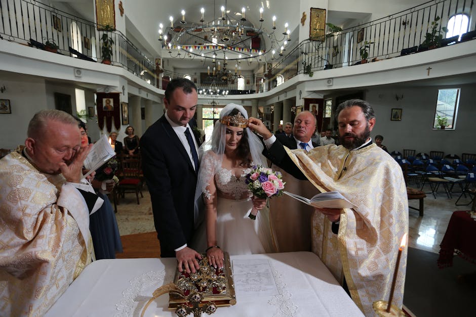 Cérémonie de mariage orthodoxe monténégrine, prêtres couronnent les mariés