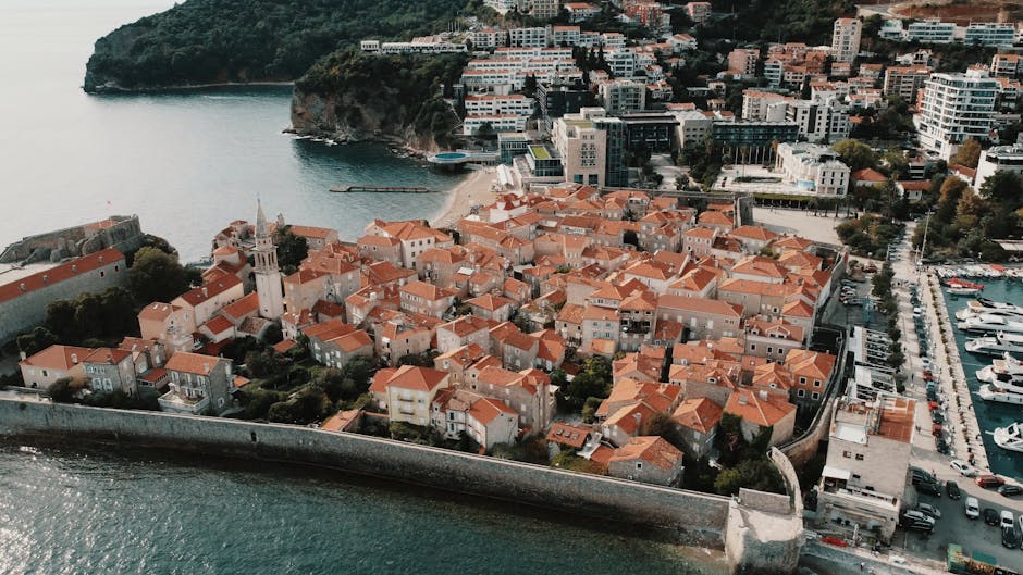 Veduta aerea della città vecchia di Budva, Montenegro, con mura costiere