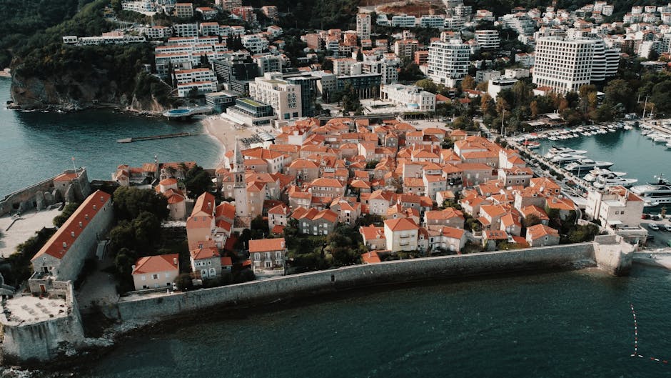 Vieille ville fortifiée de Budva, Monténégro, remparts et yachts au port.