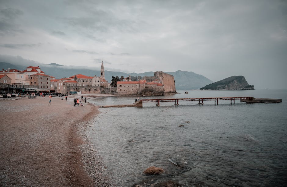 Wieczór z muzyką na promenadzie starego miasta w Budvie
