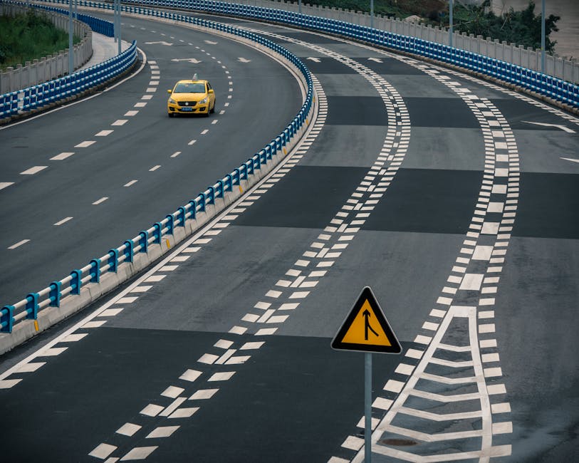 Taxi jaune solitaire circulant sur autoroute moderne près de Podgorica