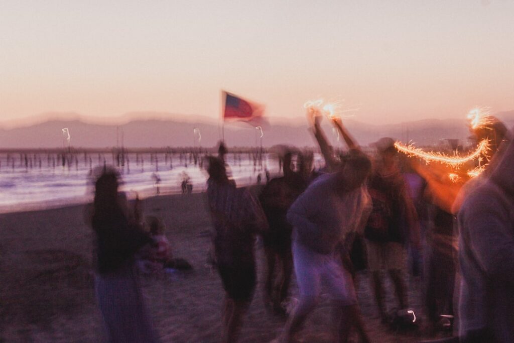 Tłum tańczący na plaży podczas Sea Dance Festival nocą