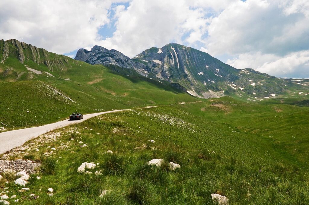 Allein fahrendes Auto auf Bergstraße in Montenegros grünen Hochlagen
