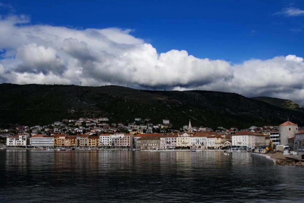Façades colorées du front de mer au Monténégro, montagnes et nuages