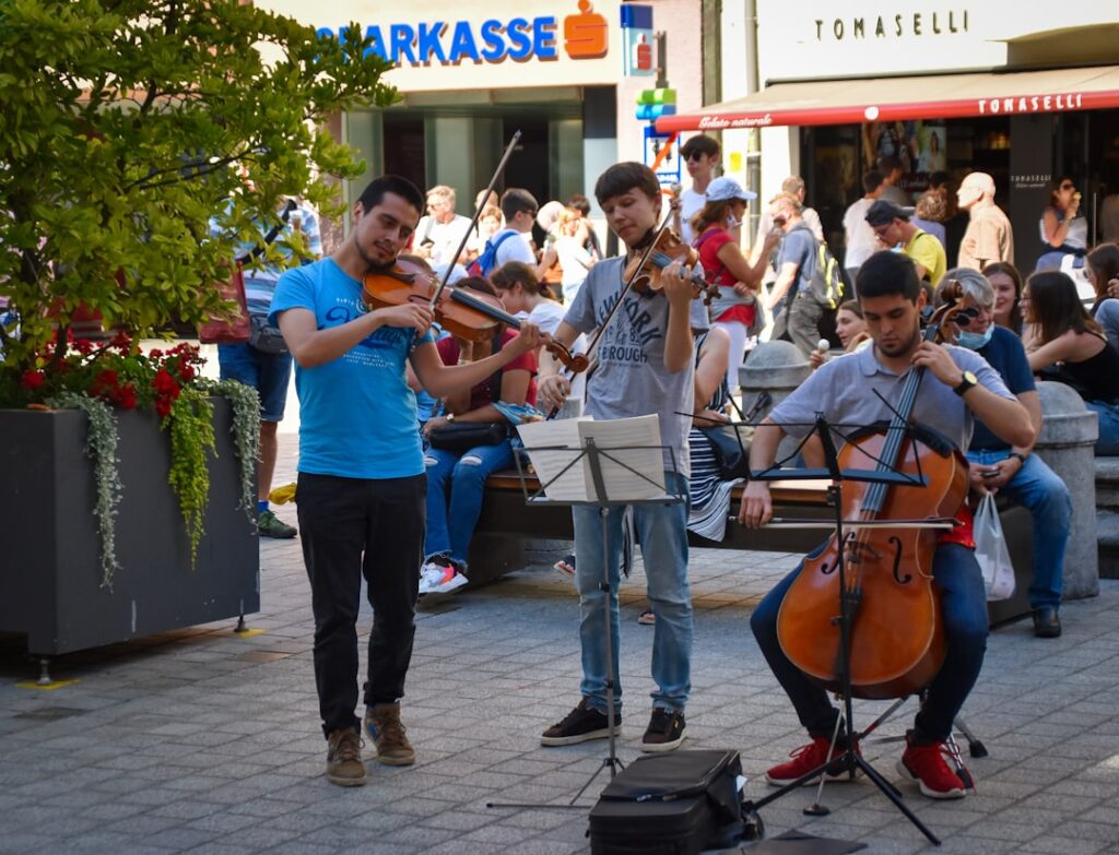 Plac Trg od Oružja w Kotorze z muzykami ulicznymi i widownią