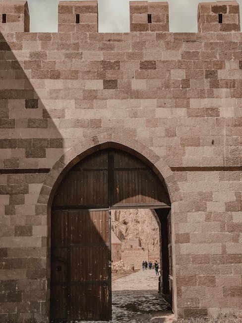 Porta ad arco in mura di pietra di una fortezza del Montenegro