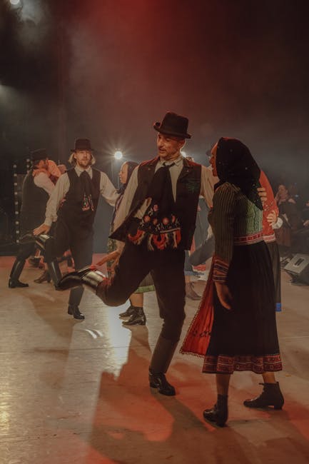 Tancerze w tradycyjnych strojach wykonują kolo na festiwalu w Czarnogórze