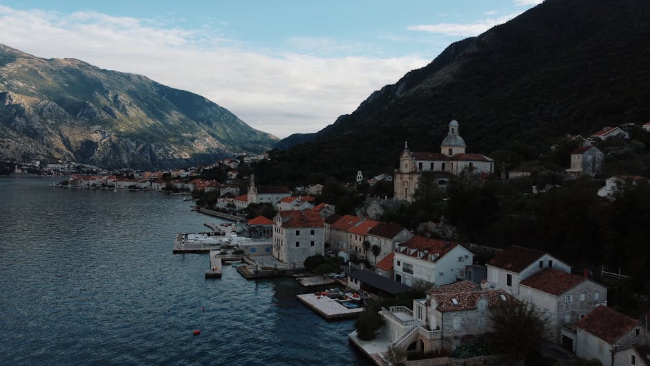 Nabrzeże z kamiennymi domami i kościołem w Perast w Czarnogórze