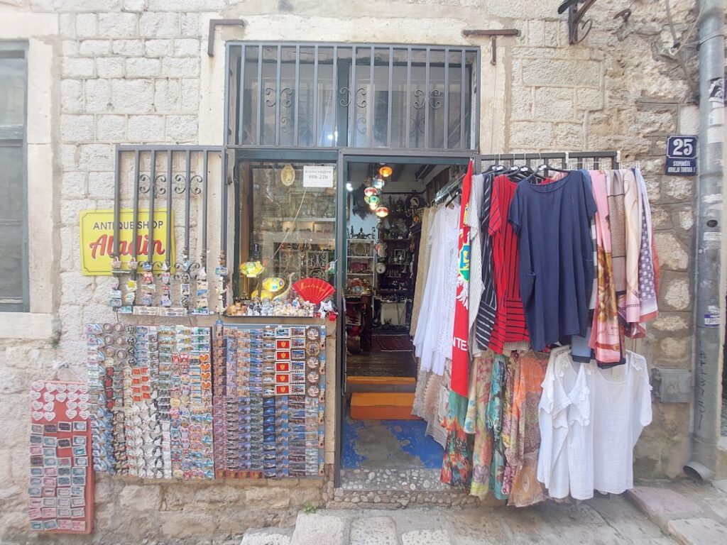 Souvenir- und Antiquitätenladen in einer steinernen Gasse von Kotor, Montenegro
