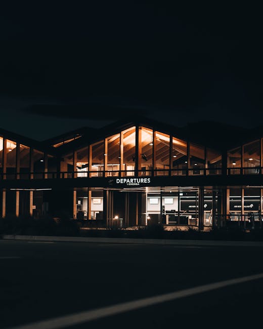 Façade des départs de l'aéroport de Podgorica illuminée la nuit