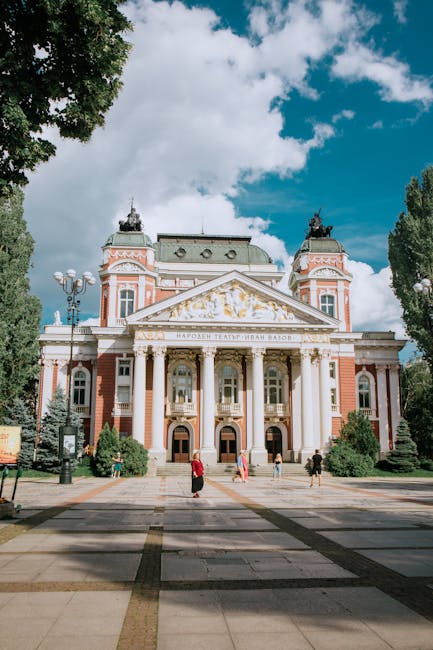 Okazały neoklasyczny teatr z kolumnami w centrum miasta w Czarnogórze