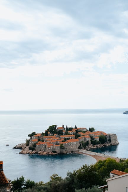 Die Insel Sveti Stefan mit roten Dächern und Sandbank in Montenegro