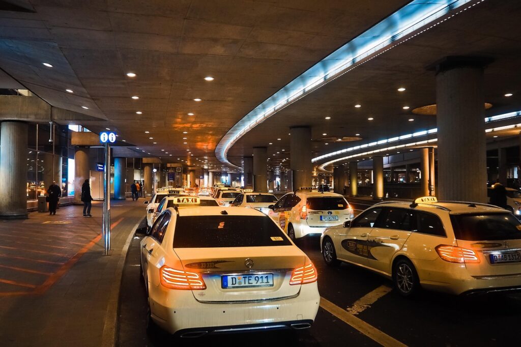 Taxistand unter einer beleuchteten Abfahrt am Flughafen