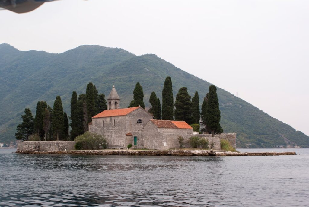 Isolotto con chiesa e cipressi nella Baia di Kotor, Montenegro